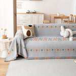 Stylowa sofa z frędzlami w stylu bohemy do wnętrz domowych
