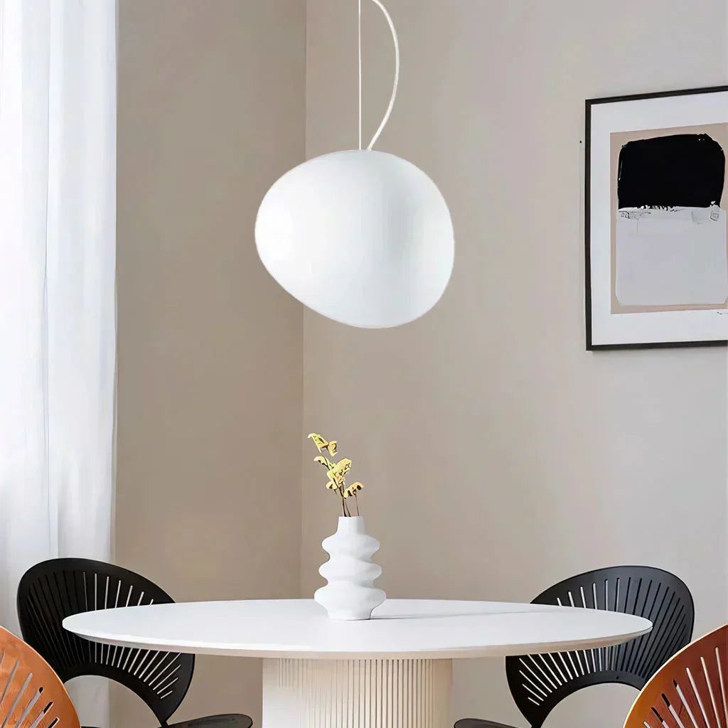Artystyczna lampa wisząca z matowego szkła z kamykami do jadalni i salonów