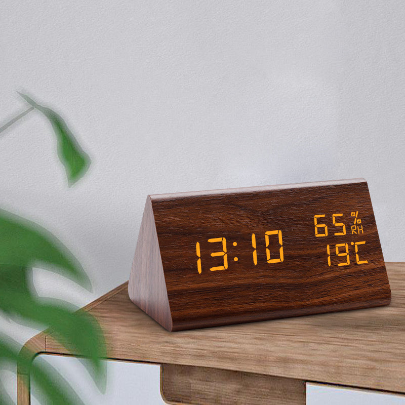 Minimalistyczny drewniany budzik cyfrowy – wyświetlacz LED